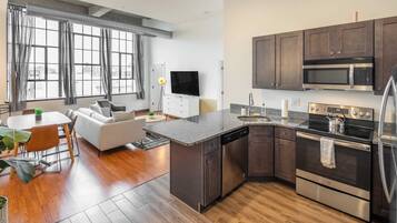 Frigorífico, microondas, horno y placa de cocina