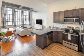 Coffee/tea maker, fridge, microwave, oven - Sosuite | 2BR Apt w W/D, Gym, On-Site Restaurant (Philadelphia)