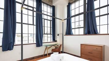 2 dormitoris, planxa i posts de planxar, Internet i roba de llit