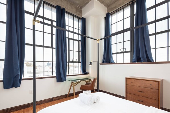 2 bedrooms, iron/ironing board, internet, bed sheets