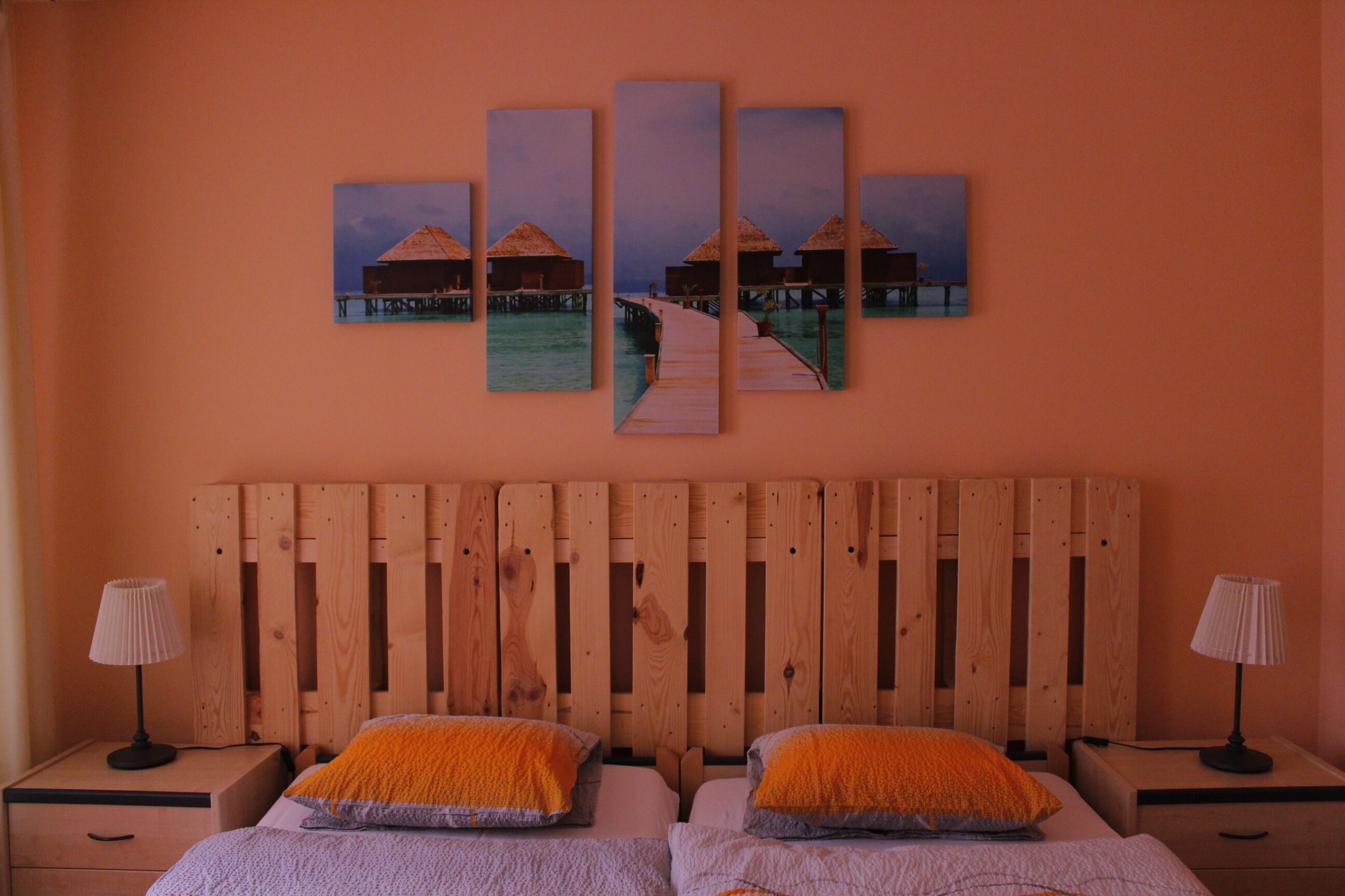 办公桌、免费 WiFi