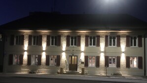 Um edifício de dois andares com uma placa que diz "Hôtel de Ville" na entrada.