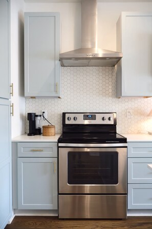 Fridge, microwave, oven, stovetop - Luxury Farmhouse Living in the heart of Cookeville, TN (Cookeville)