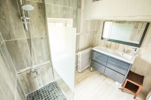Haartrockner, Handtücher, Toilettenpapier