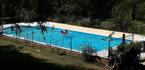 Outdoor pool, a heated pool - Character gîtes in old farmhouse, swimming pool (6-8personnes) in wooded grounds (Marquay)