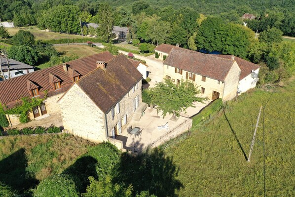 Exterior - Character gîtes in old farmhouse, swimming pool (6-8personnes) in wooded grounds (Marquay)