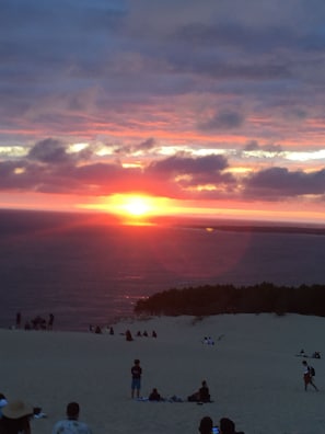 En strandscen med människor som kopplar av och solar.