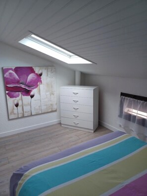 1 slaapkamer, een strijkplank/strijkijzer, gratis wifi, beddengoed