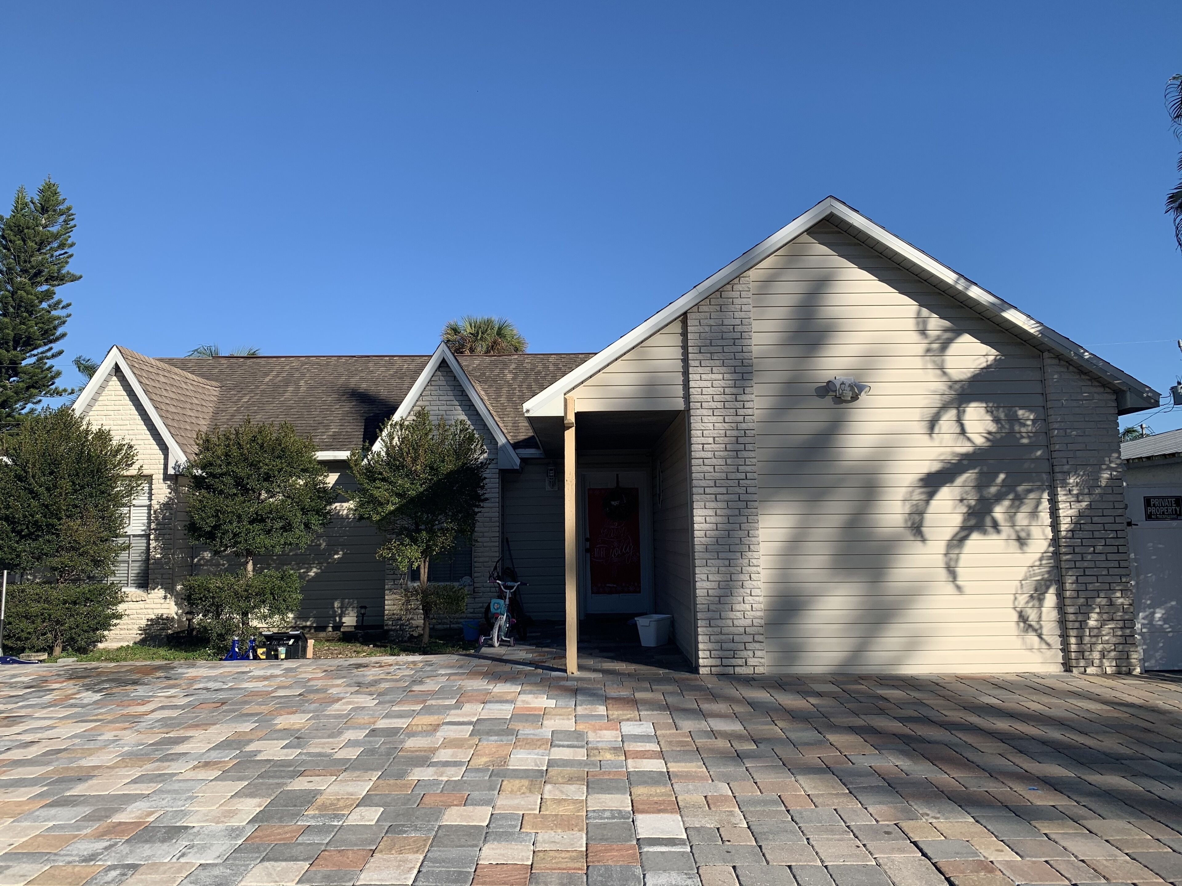 Home has lots of unique features! This 3 bedroom, 1 bathroom,  Square ft 1573. 