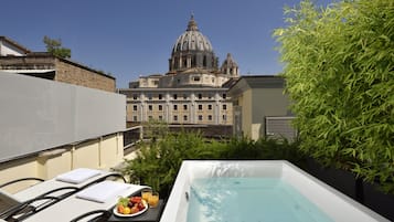 Suite junior, terraza | Bañera de hidromasaje privada