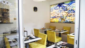 每日供应自助式早餐(每人 EUR 15)