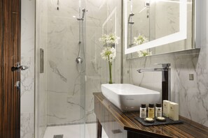 Ducha, artículos de higiene personal gratuitos y secador de pelo