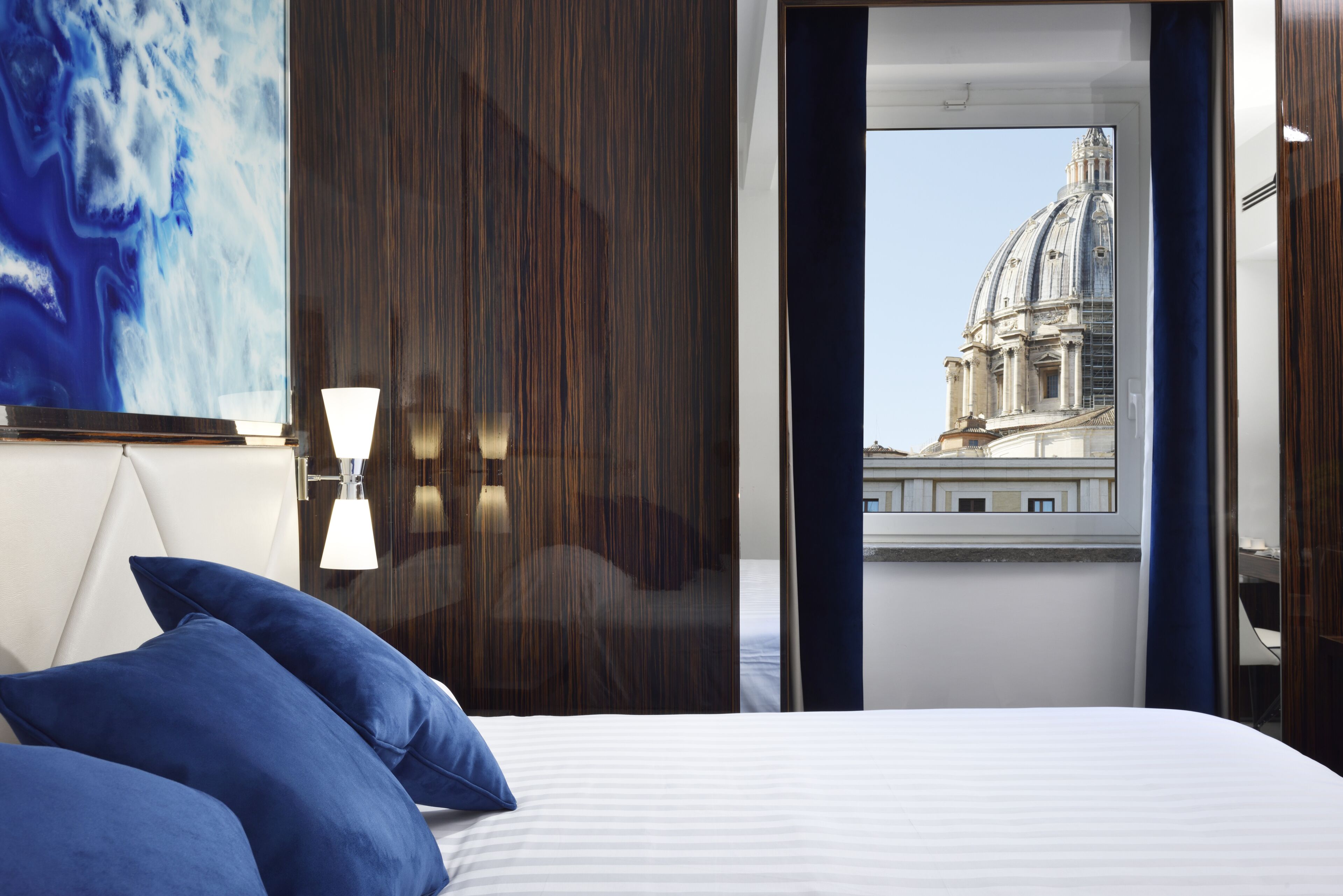 Deluxe Room | Minibar, in-room safe, desk, soundproofing