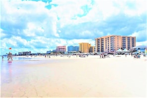 En la playa, camastros y toallas de playa