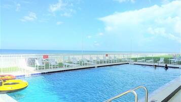 حمّام سباحة خارجي، حمّام سباحة مُدفَّأ