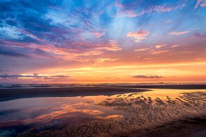 Sur la plage, chaise longue, serviettes de plage