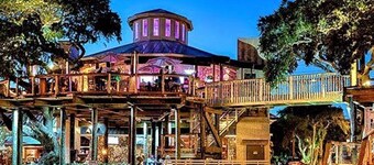 BEST OF BOTH WORLDS!! Flagler Ave restaurants, bars, shops & direct ocean front