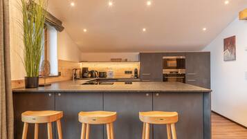 Kühlschrank, Mikrowelle, Ofen, Geschirrspüler