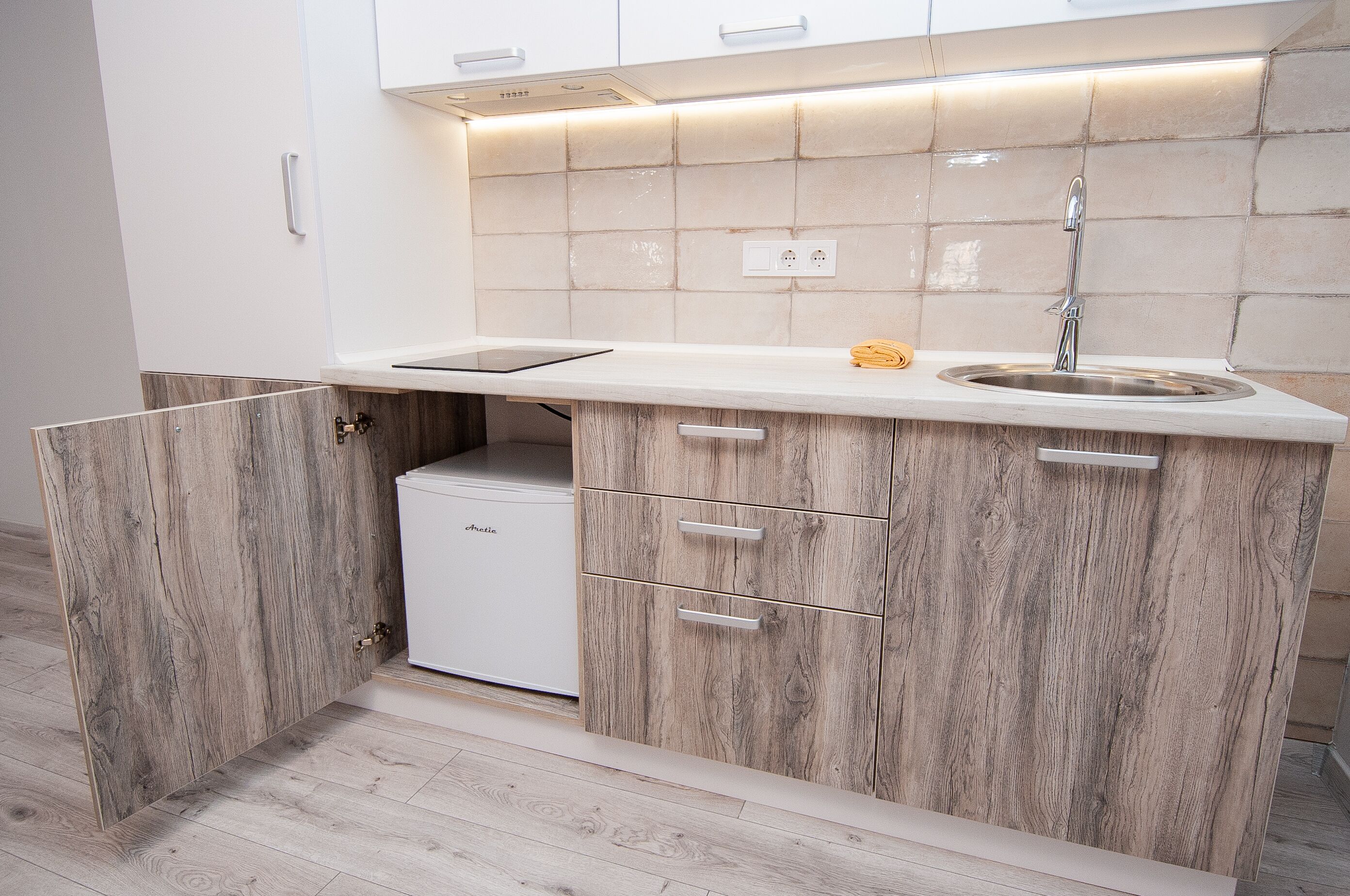 Frigobar, placa de cocina, utensilios de cocina