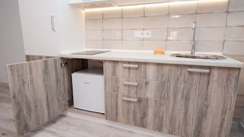 Family Studio Suite | Private kitchenette | Mini-fridge, stovetop, cookware/dishes/utensils