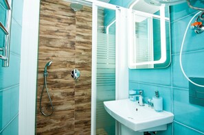Economy Room | Bathroom | Shower, hair dryer, towels, soap - Lyon d'Opera (Odesa)