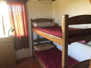 4 bedrooms, free WiFi, bed sheets - House with ocean view, own garage, patio and barbecue  (Piriápolis)