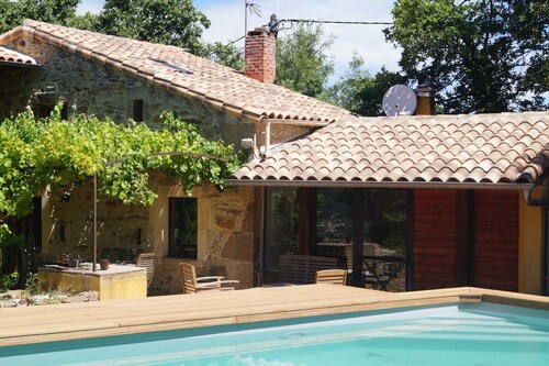 Quiet vacation home with heated swimming pool