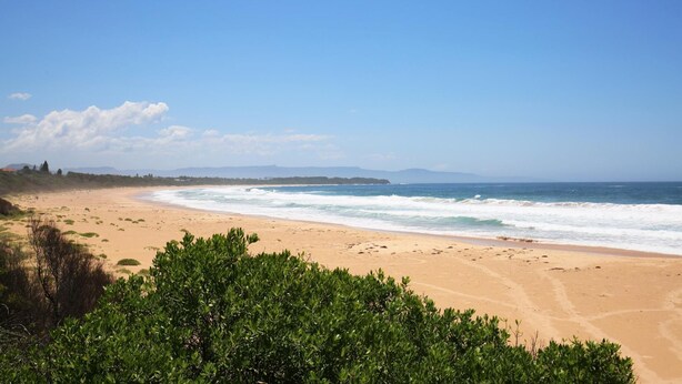 A beach with a clear view of the ocean and distant mountains. - Villa Zelma - Pet Friendly - 4 Min Walk to Beach (Culburra Beach)