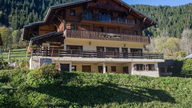 A wooden chalet with a balcony, a sign reading "Le P'tit Carnillon," and a mountainous backdrop. - Apartment for 20 people with Wi-Fi, near Linga gondola - Chatel Reservation (châtel)