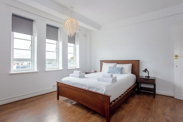 2 عدّة غرف نوم ومكواة/لوح كي وخدمة الإنترنت وملاءات أسرّة