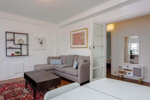 TV, stereo - Contemporary 2BD Flat in Bayswater, West London (London)