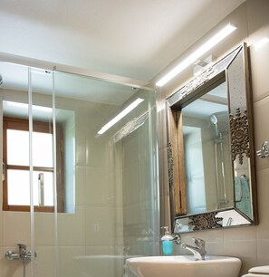Douche, sèche-cheveux, serviettes fournies, savon