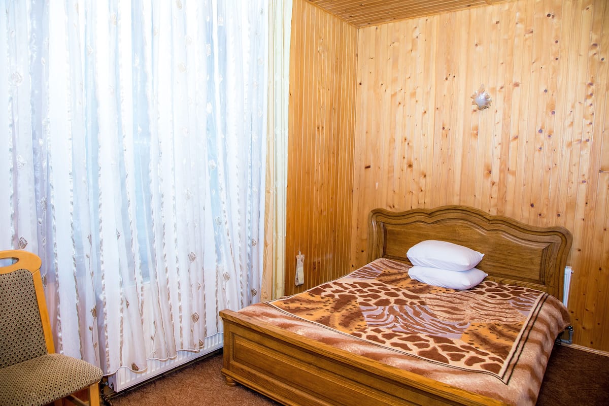 Premium Cottage | Desk, iron/ironing board, WiFi (free), bed sheets
