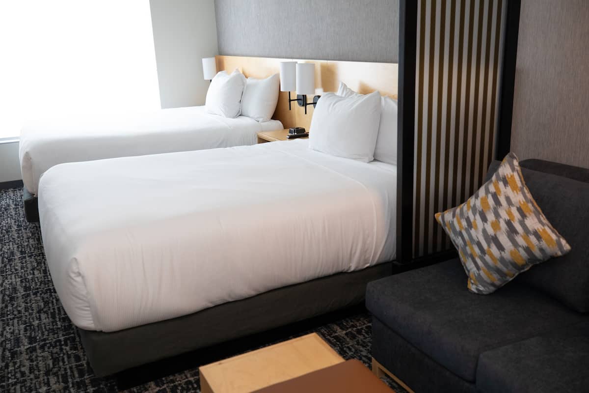 Camera (2 Queen Beds with Sofa Bed) | Biancheria da letto di alta qualità, materassi a doppio strato, minibar