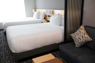 Ropa de cama de alta calidad, colchones con pillow-top y minibar 
