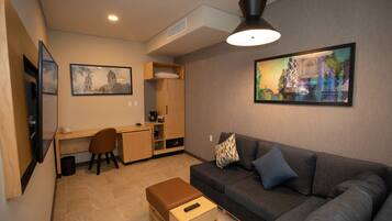 Huone, 1 suuri parisänky ja vuodesohva, esteetön (Shower) | Ylelliset vuodevaatteet, pillowtop-patjalliset sängyt, minibaari