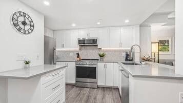 Kylskåp, mikrovågsugn, ugn och spishäll