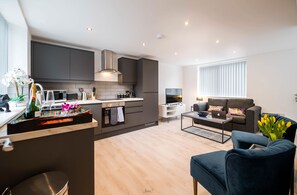 TV, Netflix, books, streaming services - Windmill House Apt 3 - Stylish Living - Beach Walks - Centrally located (Lytham Saint Annes)