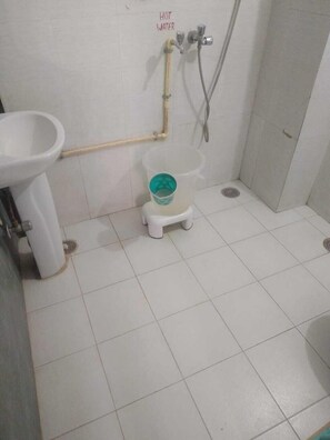 Doppia Deluxe | Bagno | Doccia, set di cortesia gratuito, asciugamani