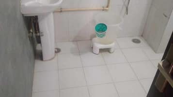Deluxe Double Room | Bathroom | Shower, free toiletries, towels