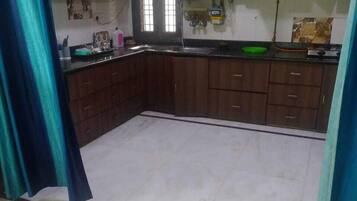 Deluxe Double Room | Shared kitchen