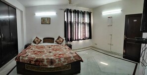 Deluxe Double Room | Soundproofing, free WiFi, bed sheets - ADB Rooms Knights Inn (New Delhi)