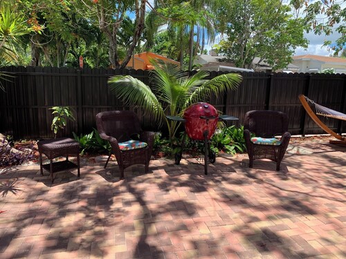 Miami Skyline Luxury Suite With Private Patio and Parking .