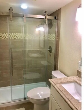 أحواض استحمام، مجففات شعر، مناشف، صابون