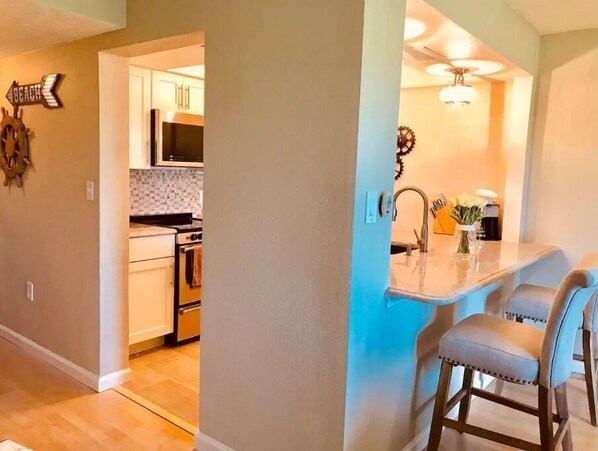 ثلاجة، ميكروويف، فرن، موقد طهي مسطح