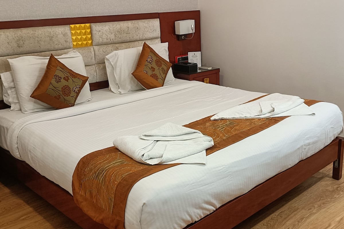 Premium bedding, minibar, desk, laptop workspace