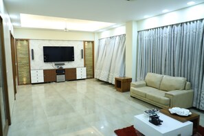 总统顶层房 | 起居区 | 32-英寸液晶电视（配备有线频道）、电视、流媒体服务