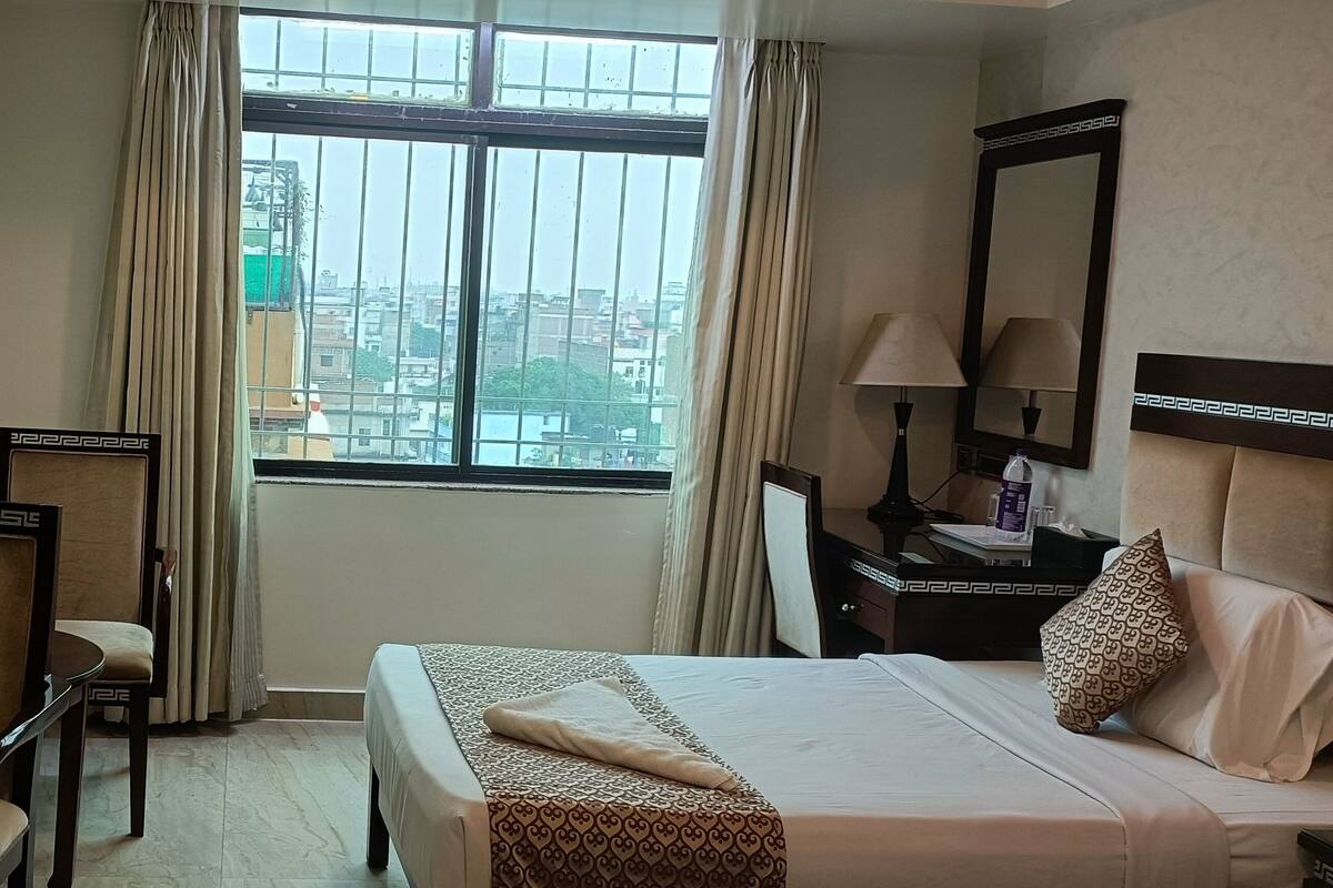 Ropa de cama de alta calidad, minibar y escritorio
