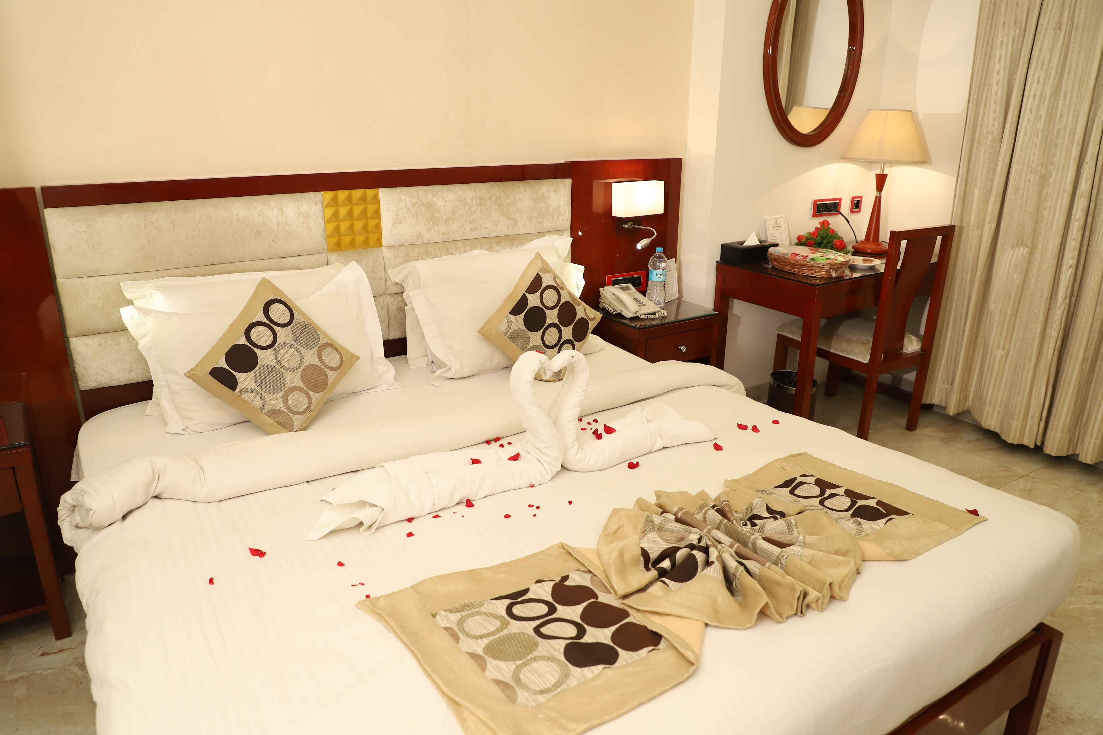 Club Room, 1 Bedroom, City View | Premium bedding, minibar, individually decorated, individually furnished