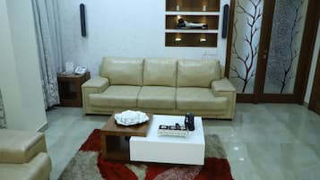 Presidential Penthouse | Living area | 32-inch LCD TV with cable channels, TV, streaming services